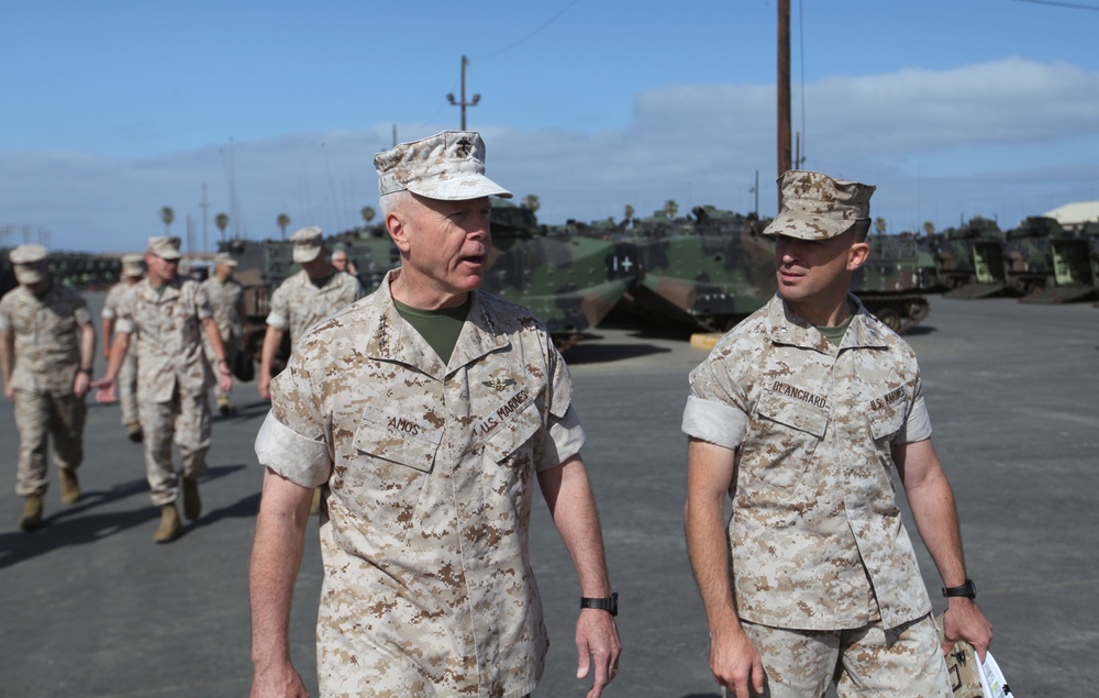 CMC, SMMC visit 1st Marine Division