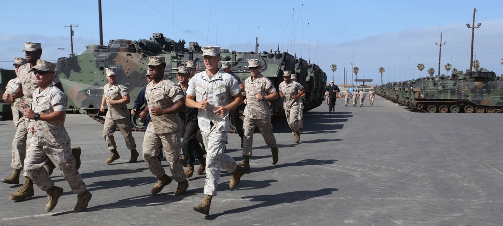 CMC, SMMC visit 1st Marine Division