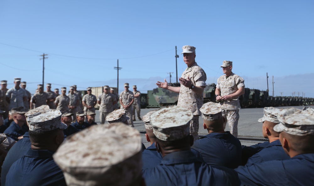 CMC, SMMC visit 1st Marine Division