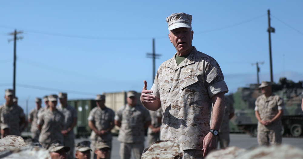 CMC, SMMC visit 1st Marine Division