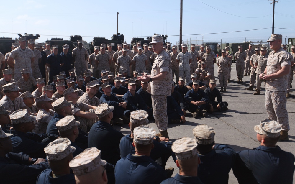 CMC, SMMC visit 1st Marine Division