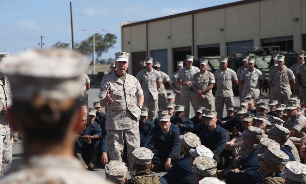 CMC, SMMC visit 1st Marine Division