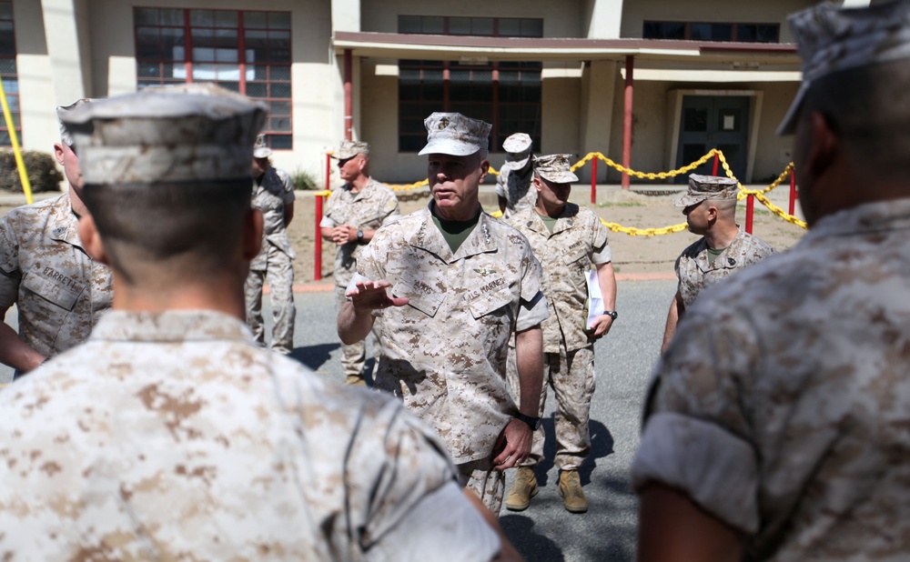 CMC, SMMC visit 1st Marine Division