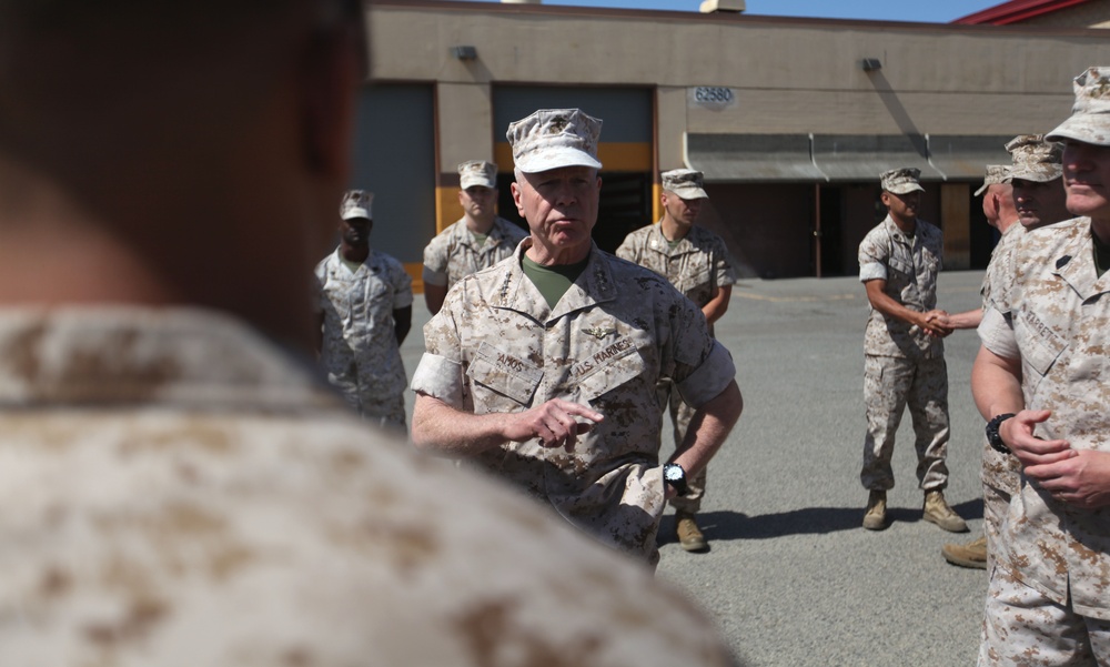 CMC, SMMC visit 1st Marine Division