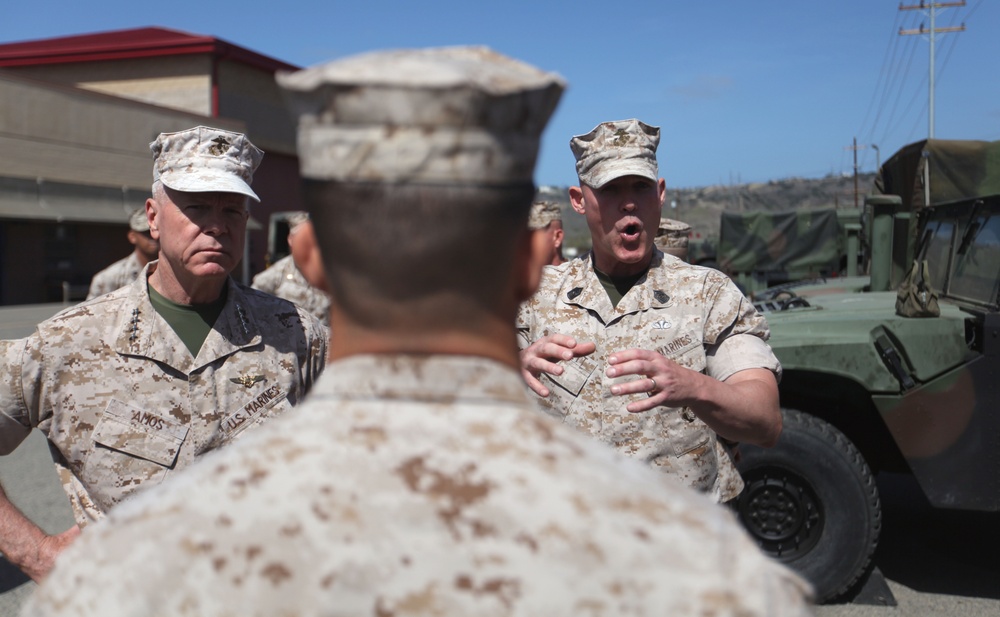 CMC, SMMC visit 1st Marine Division