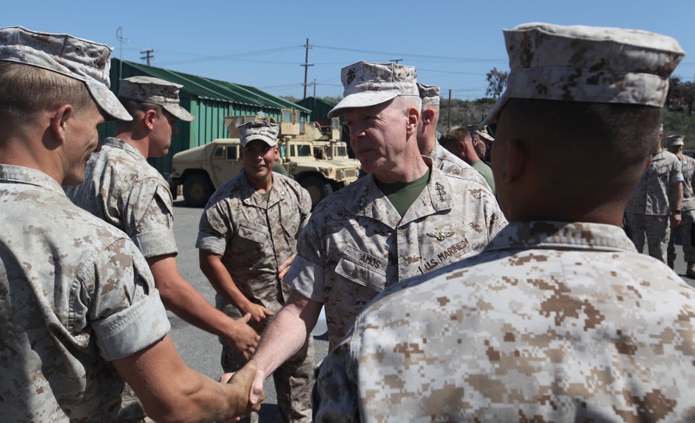 CMC, SMMC visit 1st Marine Division