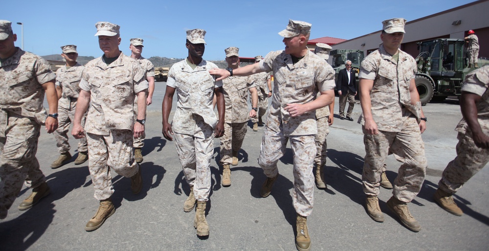 CMC, SMMC visit 1st Marine Division