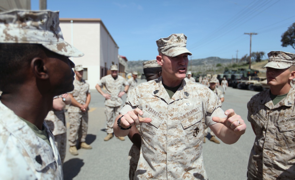 CMC, SMMC visit 1st Marine Division