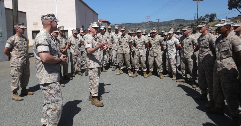 CMC, SMMC visit 1st Marine Division