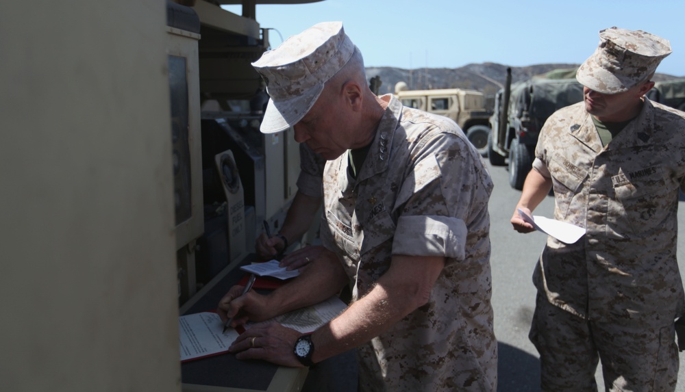 CMC, SMMC visit 1st Marine Division