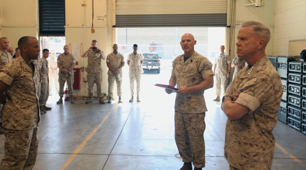 CMC, SMMC visit 1st Marine Division