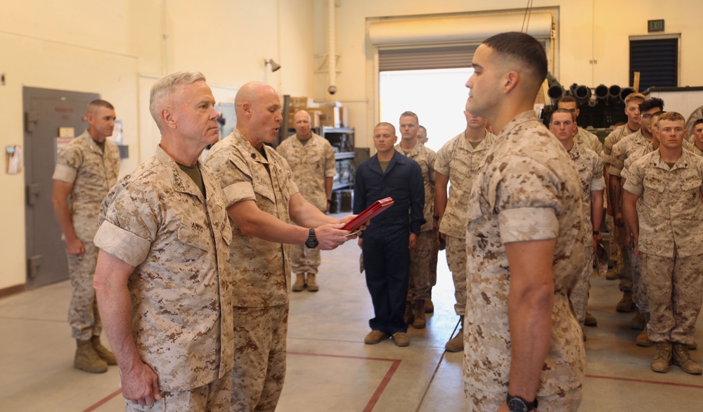 CMC, SMMC visit 1st Marine Division