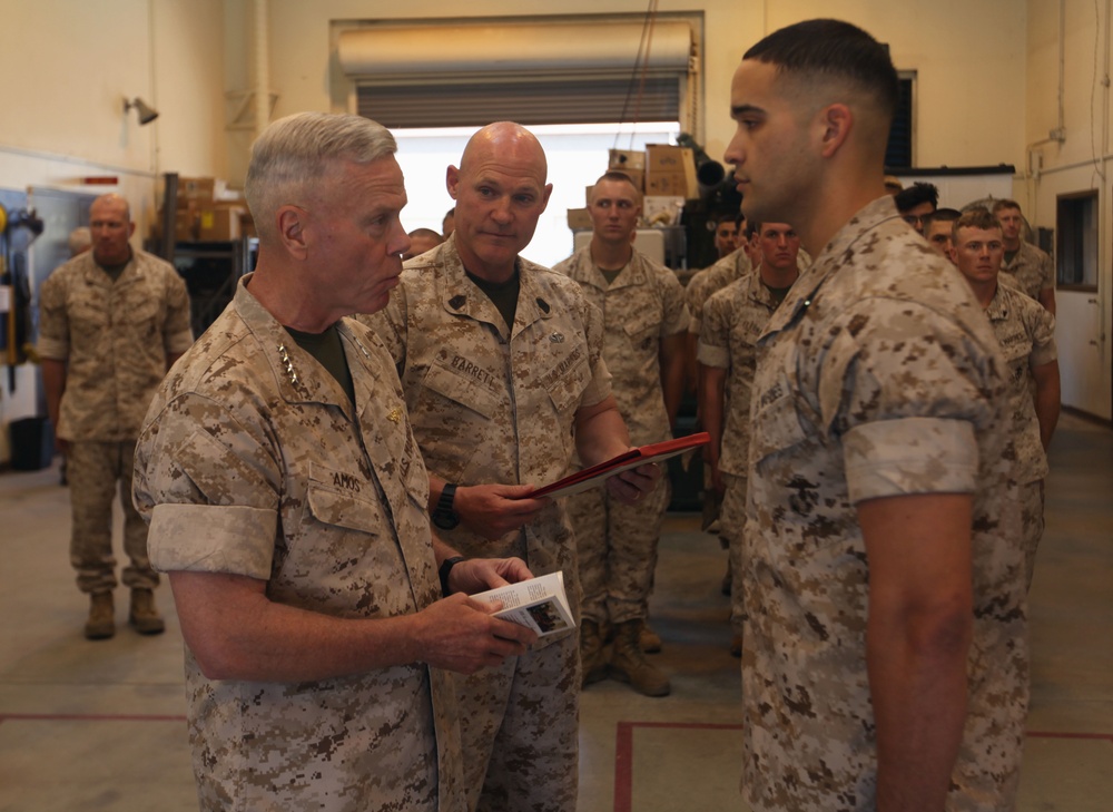 CMC, SMMC visit 1st Marine Division