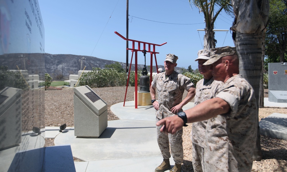 CMC, SMMC visit 1st Marine Division