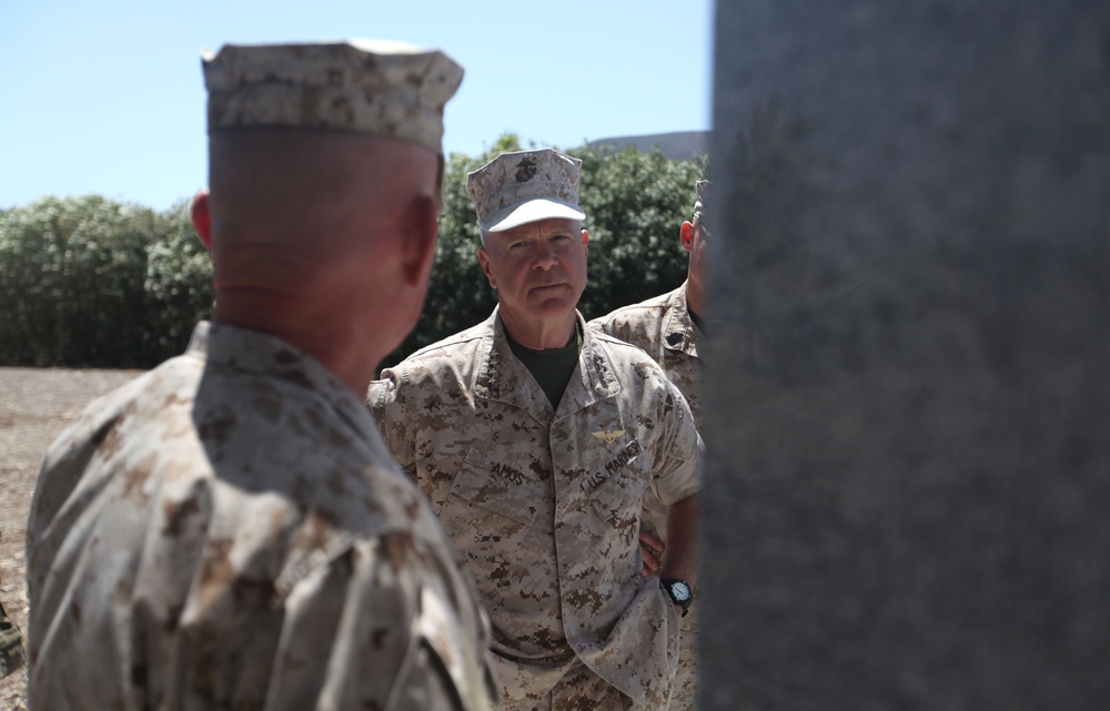 CMC, SMMC visit 1st Marine Division