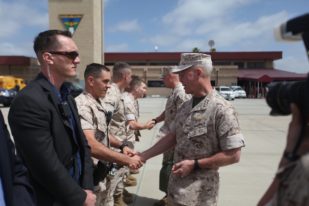 CMC, SMMC visit 1st Marine Division