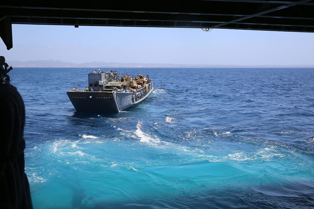 11th MEU Marines depart USS Comstock on LCUs