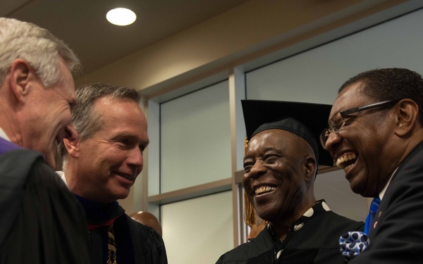 Mabus at LSU graduation