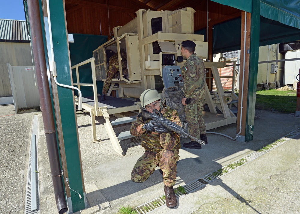 Italian Soldiers of Comando per la Formazione e Scuola di Applicazione dell'Esercito Italiano, Torino training at Caserma Ederle, Vicenza