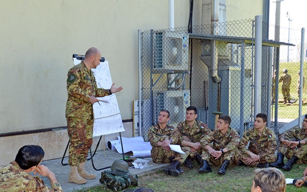 Italian Soldiers of Comando per la Formazione e Scuola di Applicazione dell'Esercito Italiano, Torino training at Caserma Ederle, Vicenza