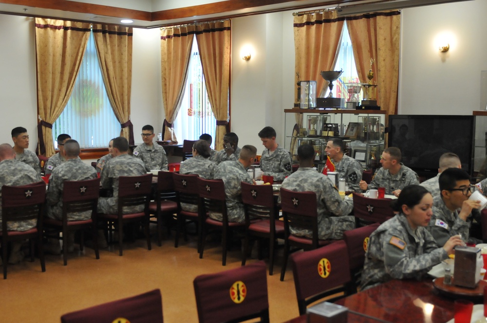 Maj. Gen. Vandal visits Thunder Inn to talk to 70th BSB Soldiers