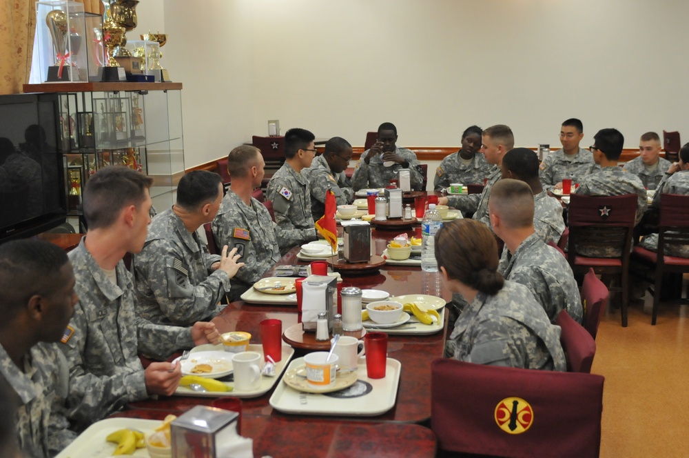 Maj. Gen. Vandal visits Thunder Inn to talk to 70th BSB Soldiers