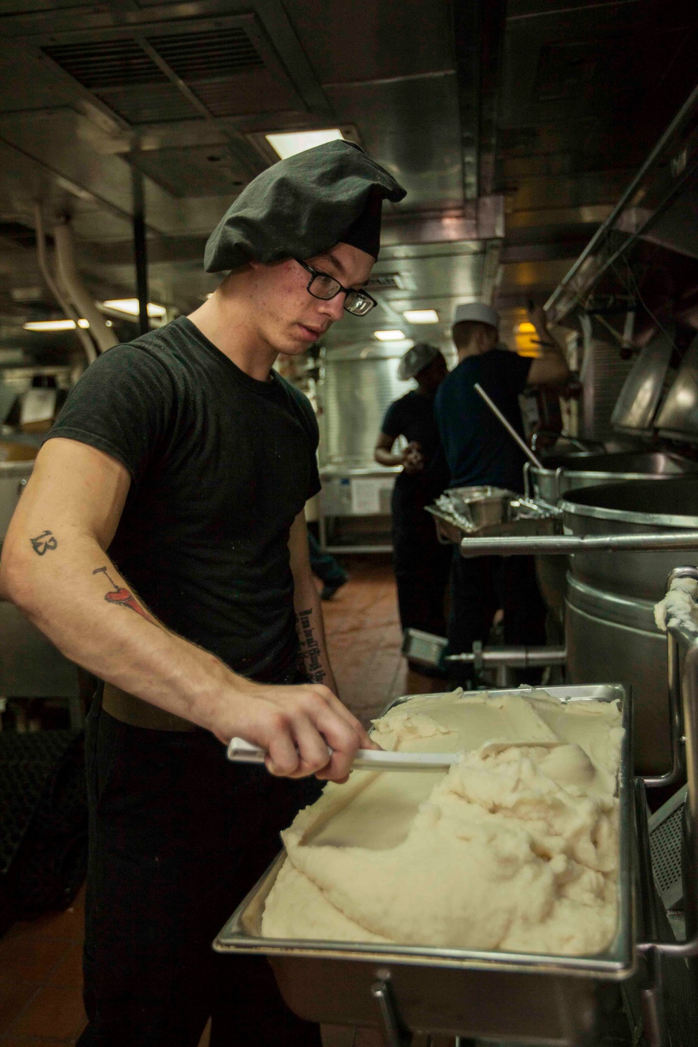 Marines, Sailors prepare chow for USS Bataan