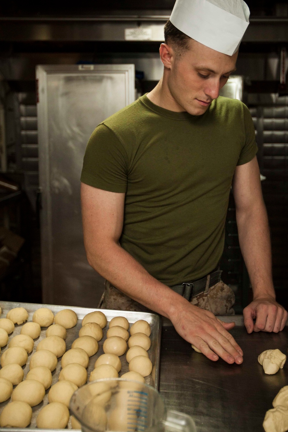Marines, Sailors prepare chow for USS Bataan