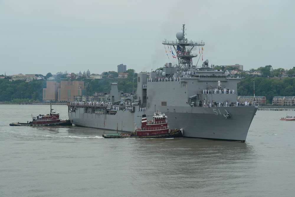 USS Oak Hill operations