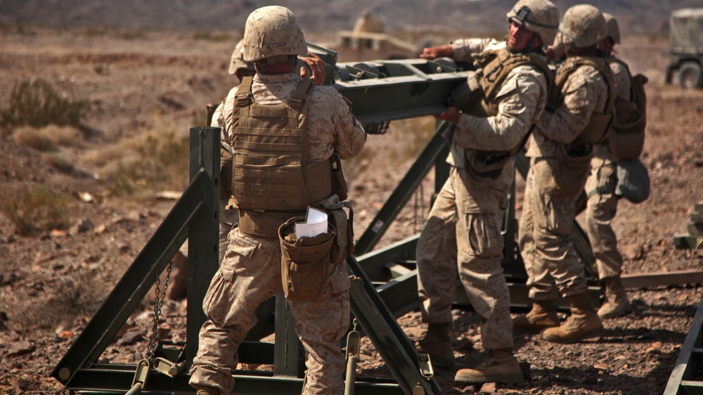 7th ESB Marines demonstrate bridging capabilities during Desert Scimitar 14