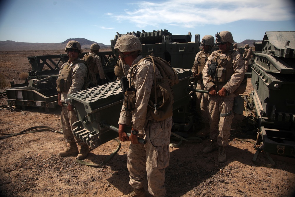 7th ESB Marines demonstrate bridging capabilities during Desert Scimitar 14