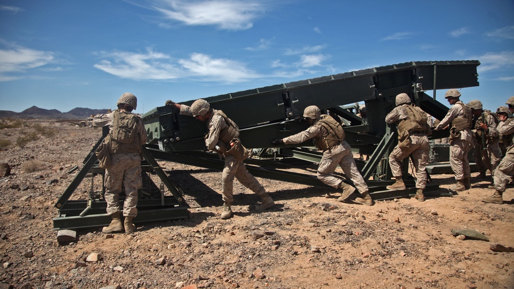 7th ESB Marines demonstrate bridging capabilities during Desert Scimitar 14