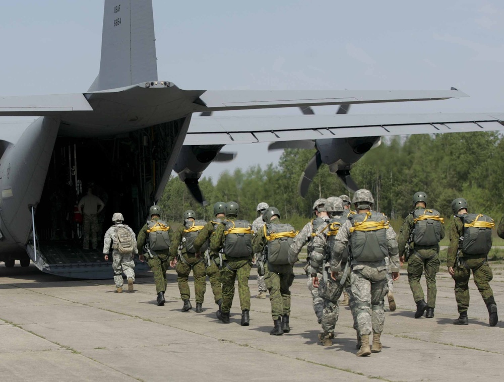 173rd Airborne and Lithuanian Iron Wolf Mechanized Infantry Brigade close allied exercise