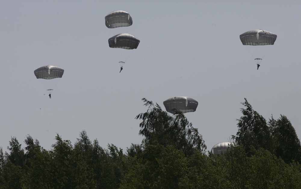 173rd Airborne and Lithuanian Iron Wolf Mechanized Infantry Brigade close allied exercise