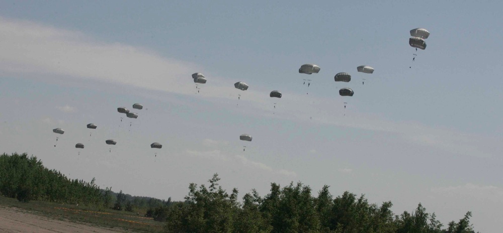 173rd Airborne and Lithuanian Iron Wolf Mechanized Infantry Brigade close allied exercise