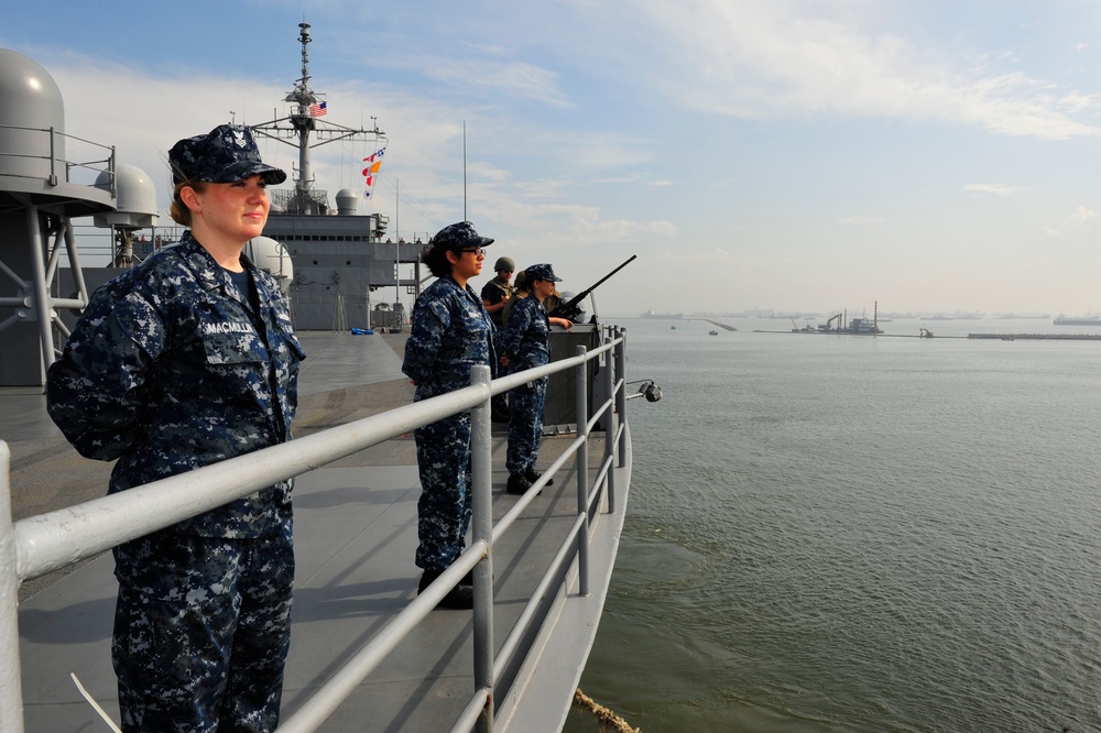 USS Blue Ridge arrives