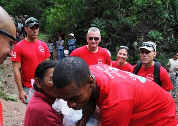 US troops carry 2,500 pounds of food, supplies to remote village in Honduras