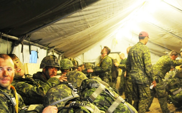 Canadian and US forces train during Maple Resolve 14