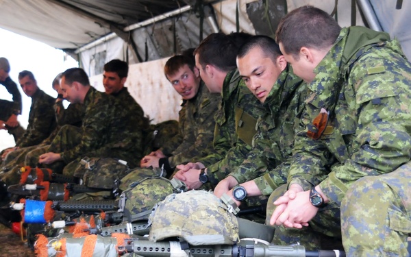 Canadian and US forces train during Maple Resolve 14