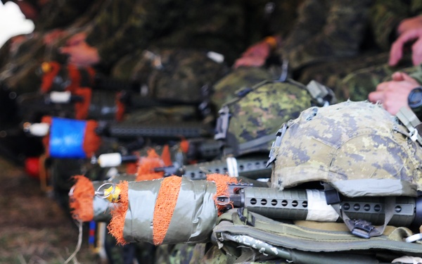 Canadian and US forces train during Maple Resolve 14