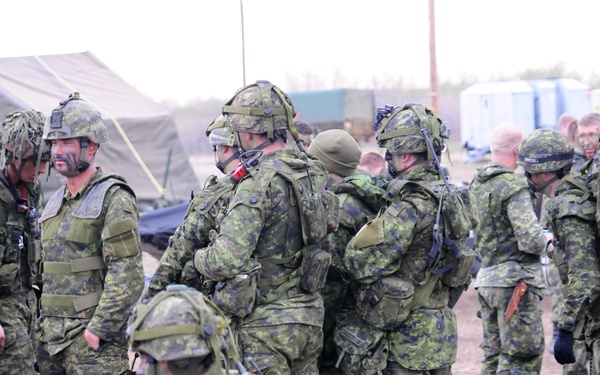 Canadian and US forces train during Maple Resolve 14