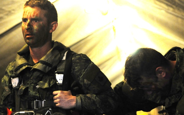 Canadian and US forces train during Maple Resolve 14
