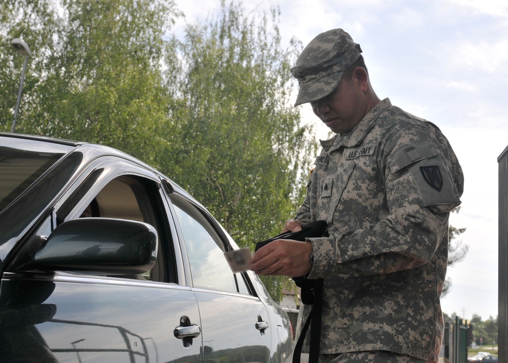 Soldiers train to conduct installation access control