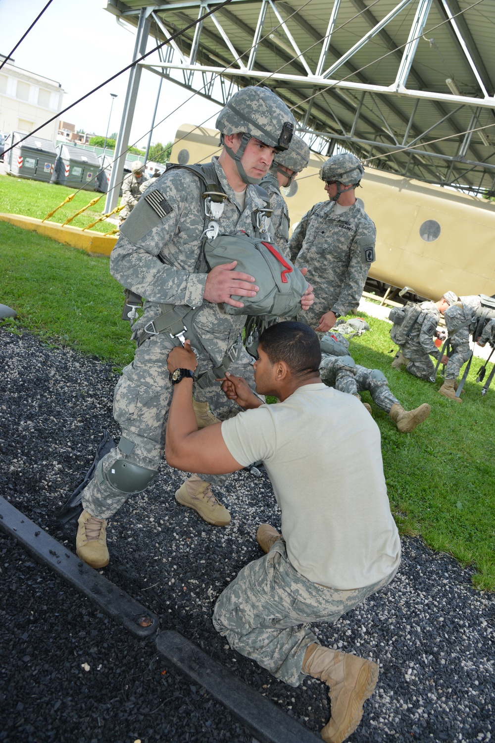 DVIDS - Images - Basic airborne refresher training [Image 4 of 11]