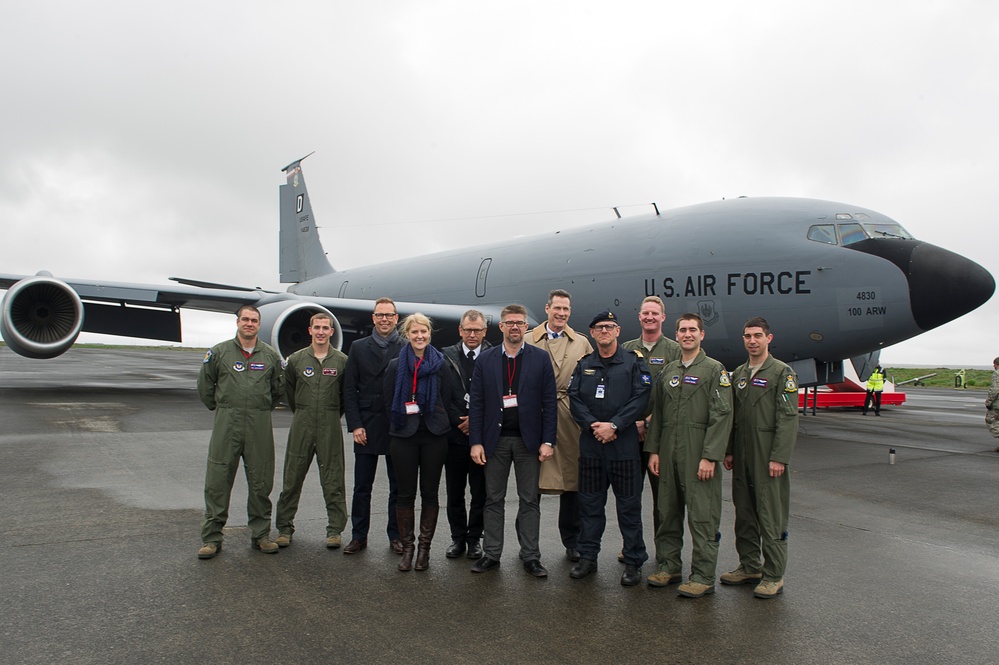 Icelandic minister visits air policing mission