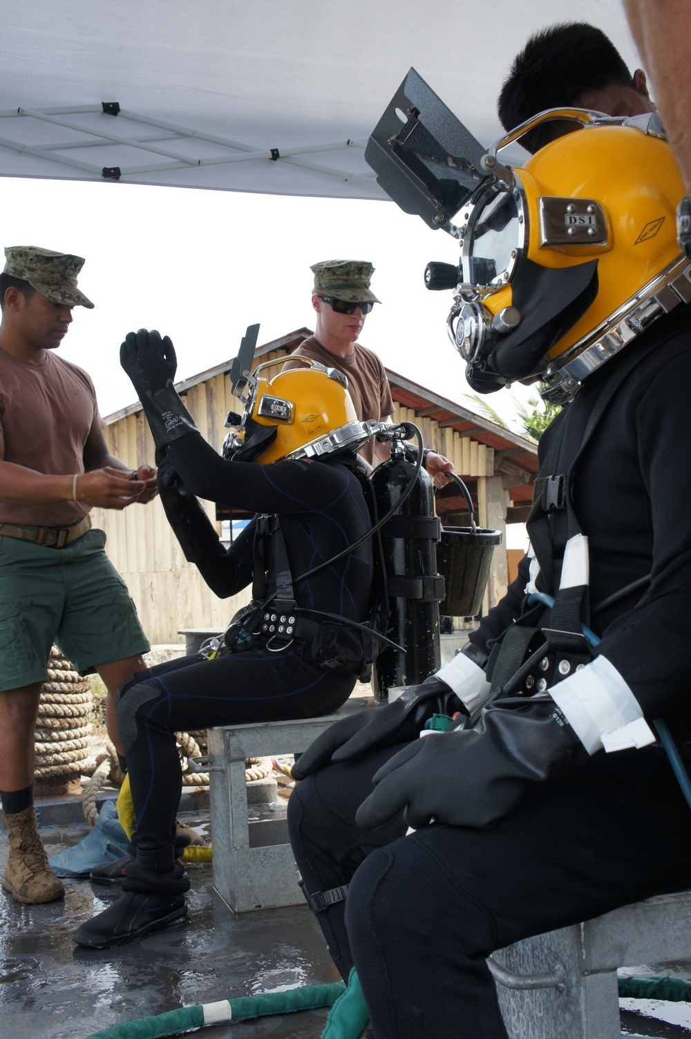 Philippine and US Navy Seabee divers conduct joint training during Exercise Balikatan 2014
