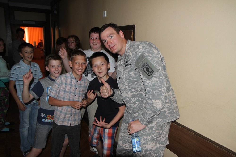 US paratroopers spend Memorial Day speaking with Latvian children