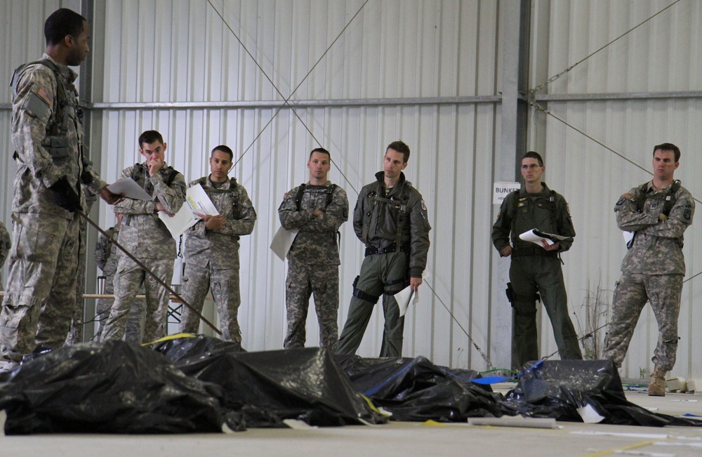 Austrian and US trops from aviation units perform rehearsel drills