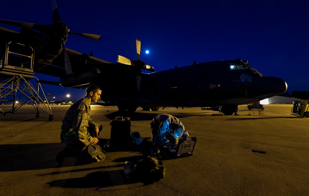 1 SOW/4th AMU night maintenance