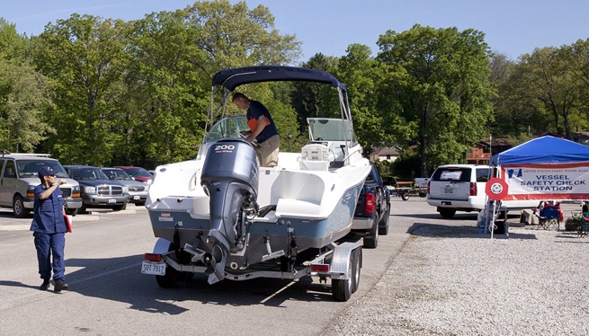 Coast Guard Auxiliary conducts vessel safety checks